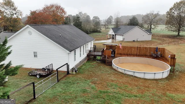 a view of a backyard