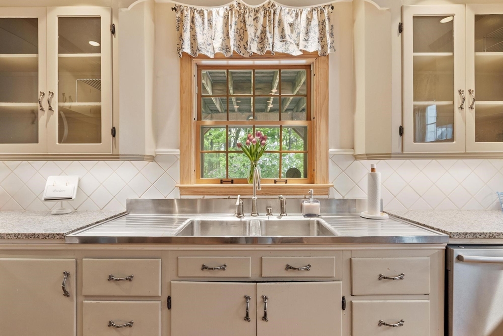 289 Sterling Road Lancaster, MA 01523 - Photo 12 of 39