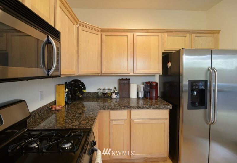 18900 108th Lane Southeast Renton, WA 98055 - Photo 4 of 12 Gallery Image 4