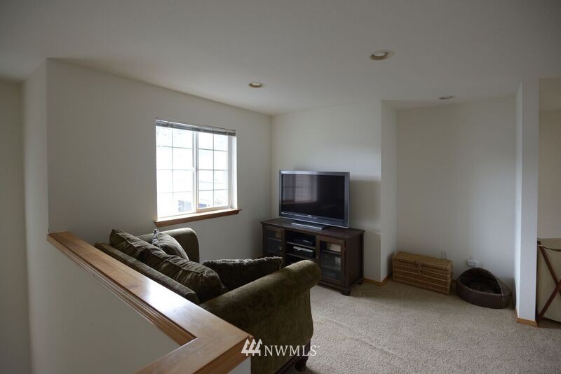 18900 108th Lane Southeast Renton, WA 98055 - Photo 5 of 12 Gallery Image 5