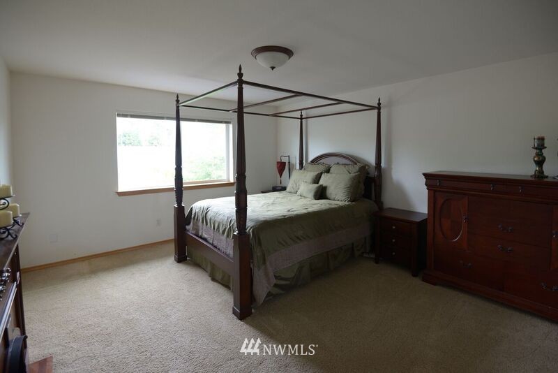 18900 108th Lane Southeast Renton, WA 98055 - Photo 6 of 12 Gallery Image 6