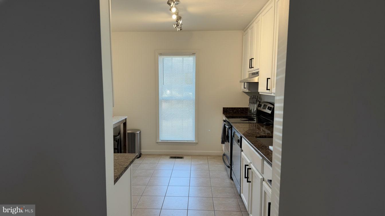 16031 Dorset Road, Unit 161 Laurel, MD 20707 - Photo 15 of 25 a kitchen with a sink and a stove