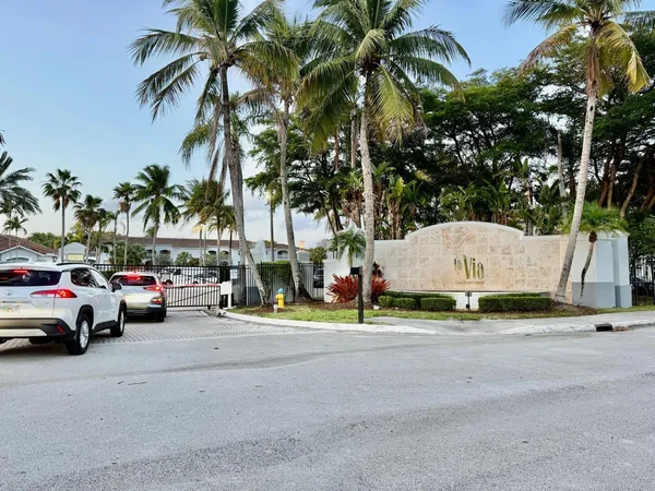 $2,300 | 9645 Northwest 1st Court, Unit 205, Pembroke Pines, FL 33024