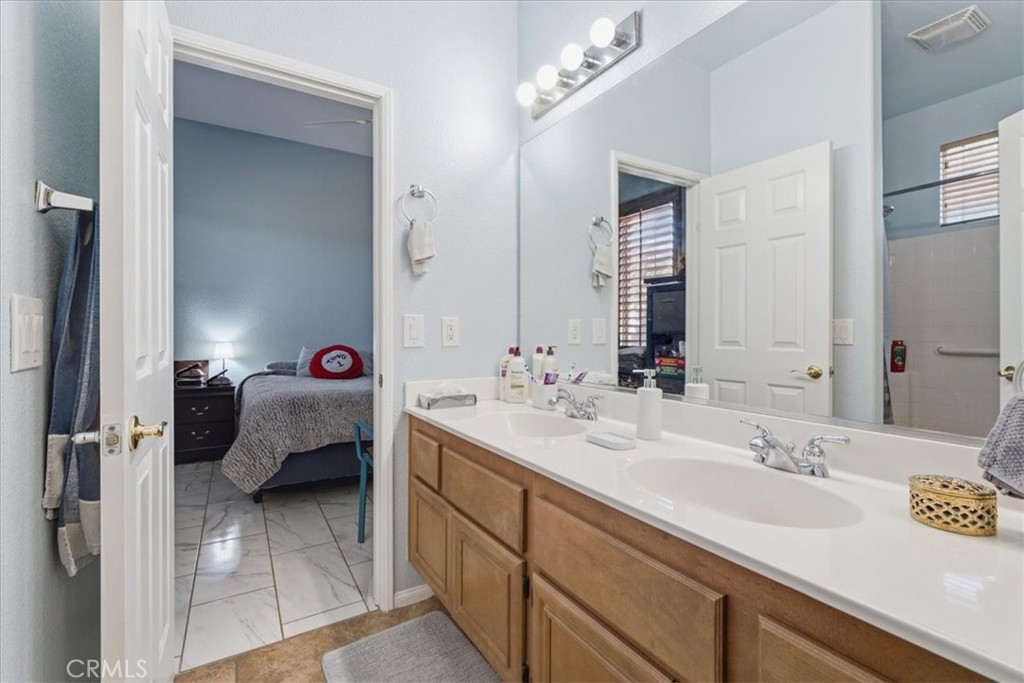 23841 Piedras Road Perris, CA 92570 - Photo 84 of 130 Second Jack and Jill Bathroom