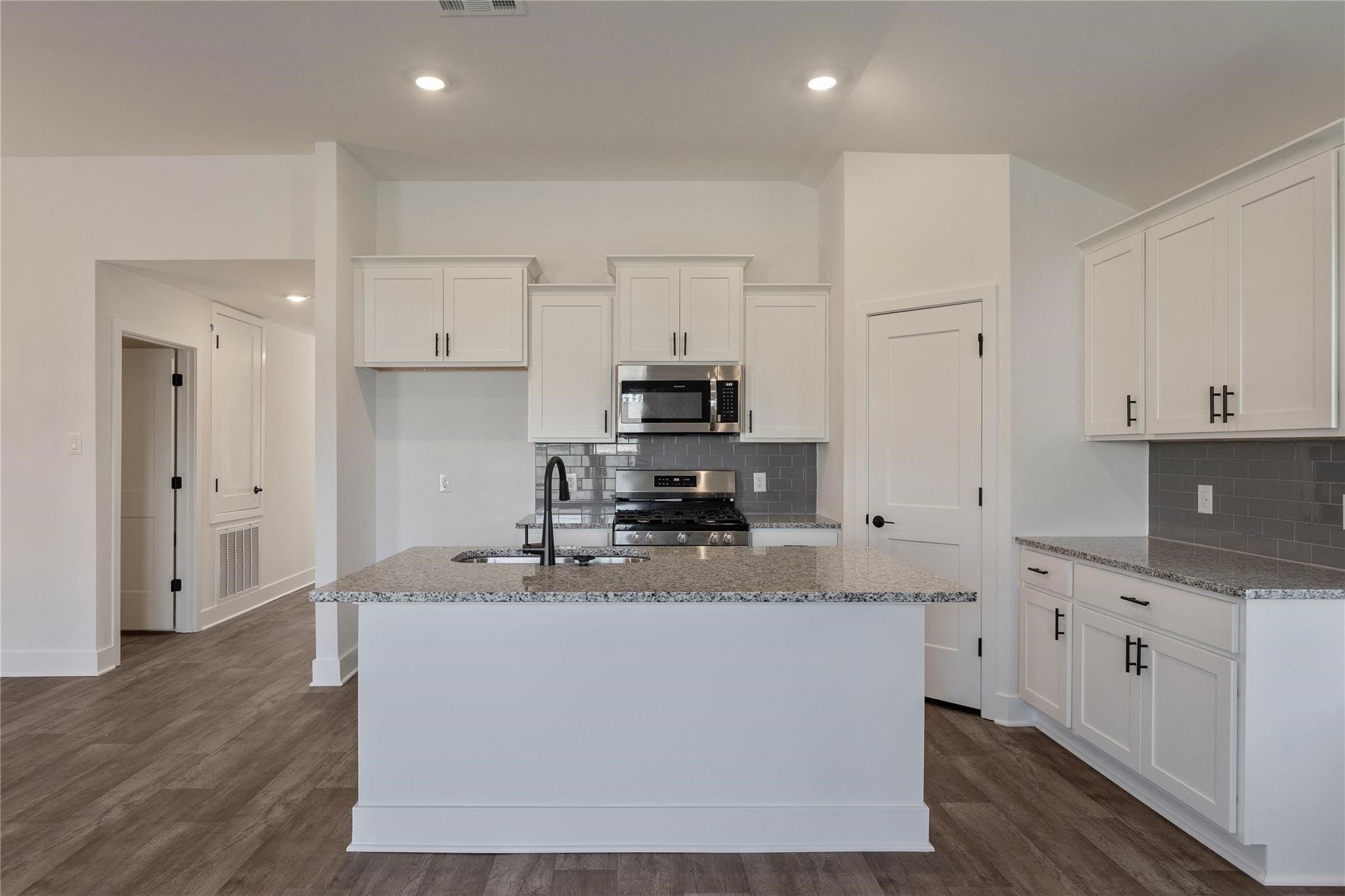 336 Bryan Way Angleton, TX 77515 - Photo 7 of 19 Gallery Image 7