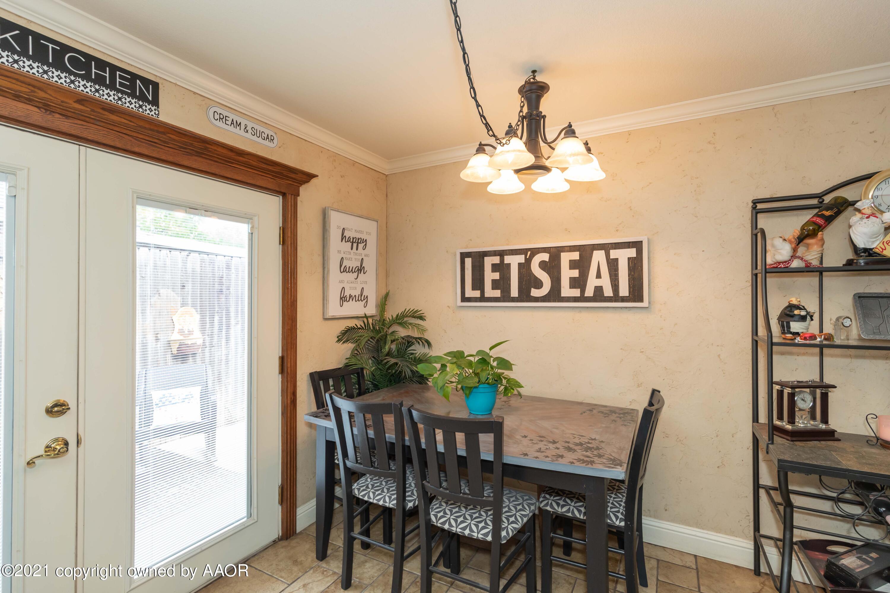 2808 John Drive Amarillo, TX 79110 - Photo 12 of 39 DINING VIEW 2