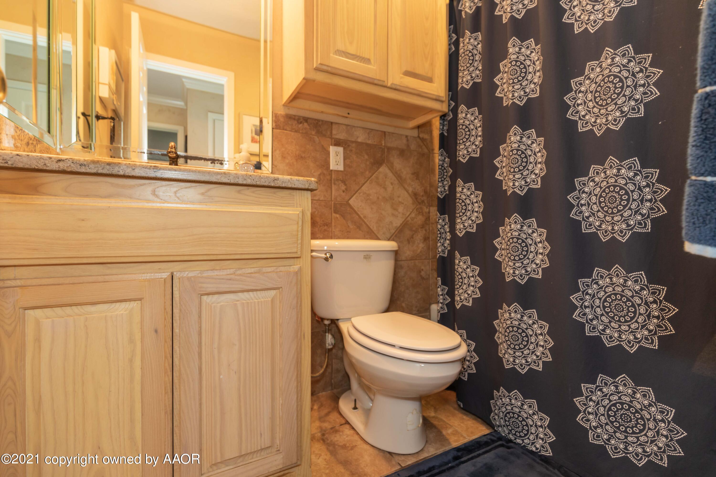 2808 John Drive Amarillo, TX 79110 - Photo 24 of 39 BATHROOM 2 VIEW 1