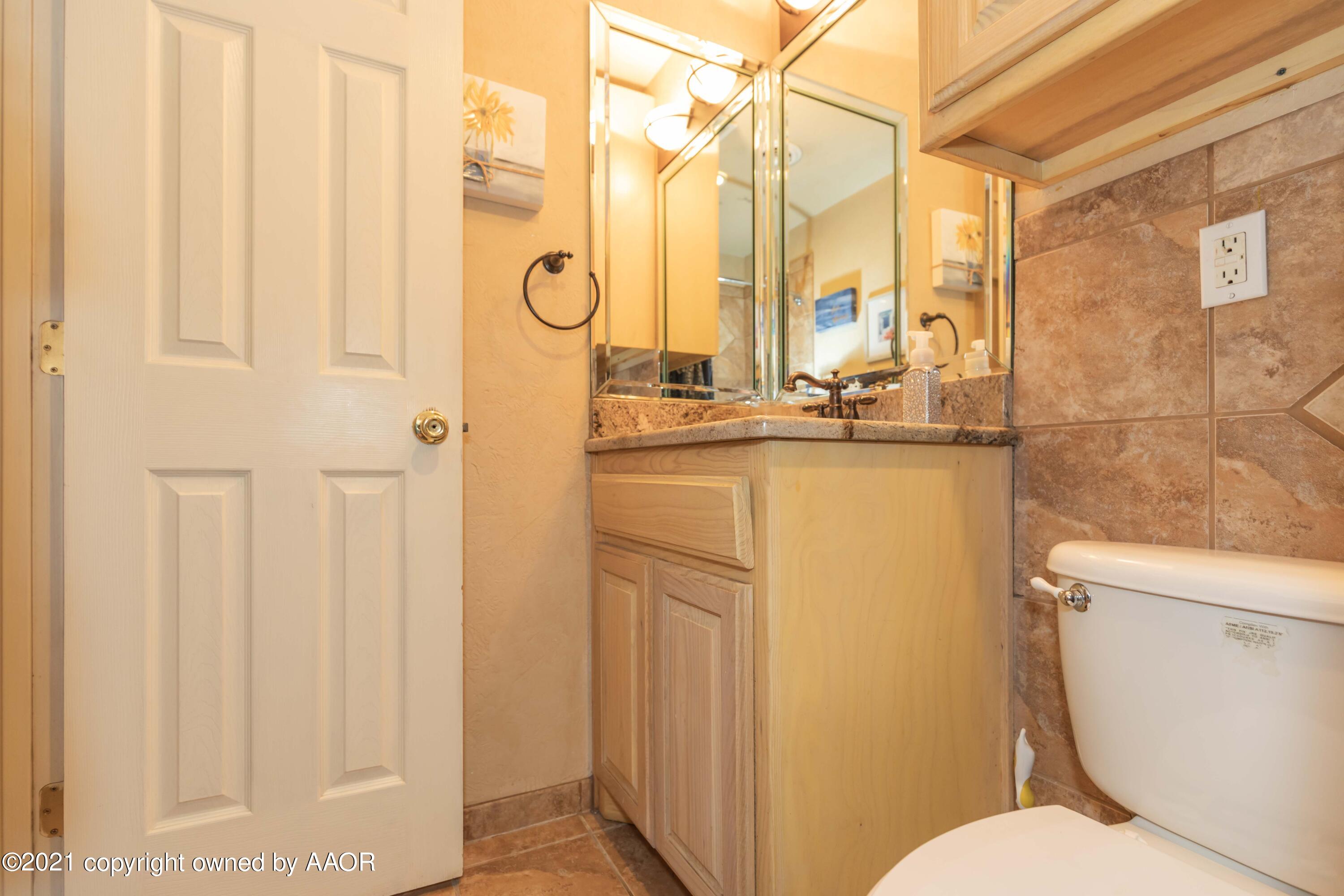 2808 John Drive Amarillo, TX 79110 - Photo 25 of 39 BATHROOM 2 VIEW 2
