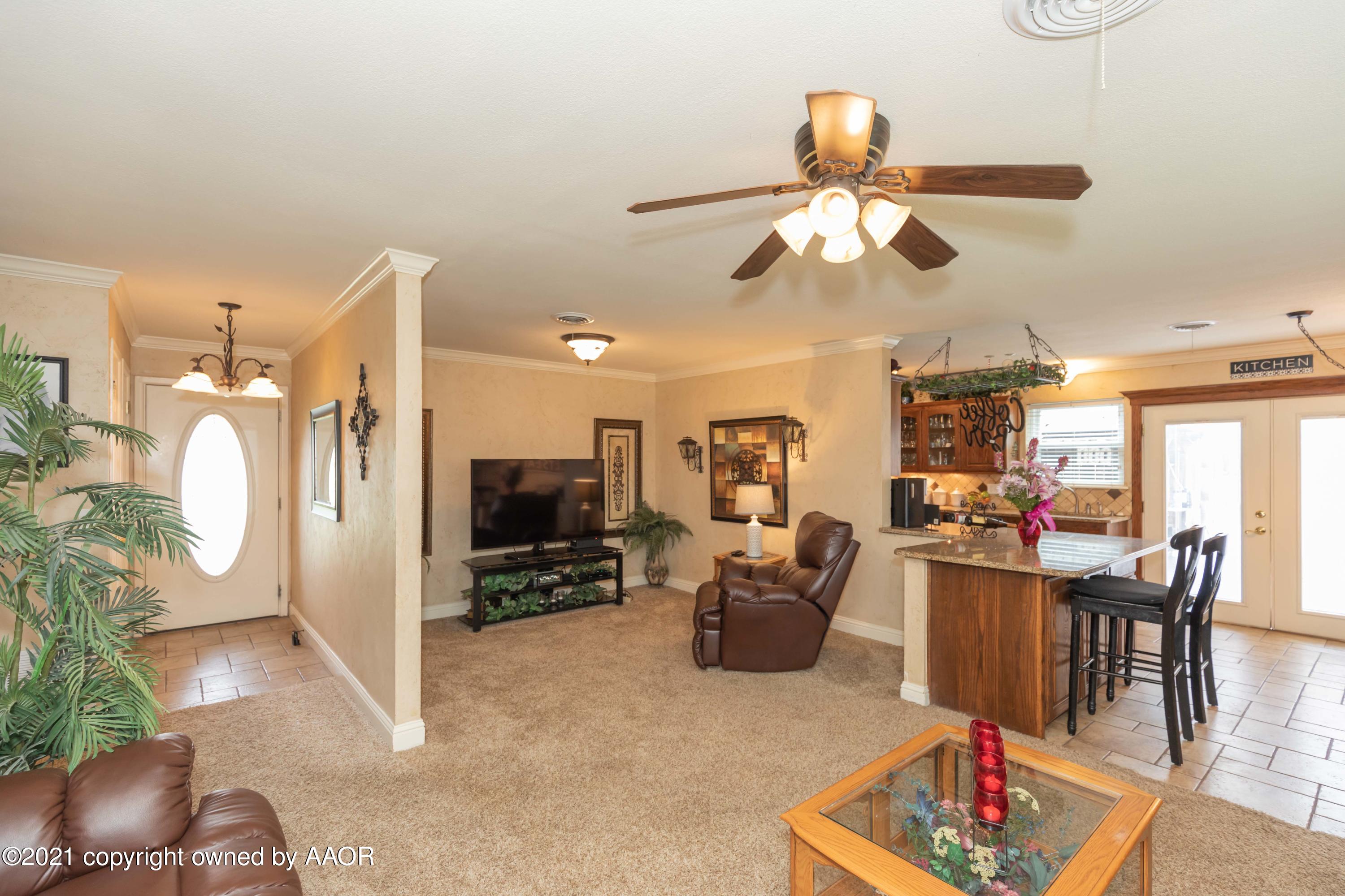2808 John Drive Amarillo, TX 79110 - Photo 4 of 39 LIVING ROOM VIEW 1