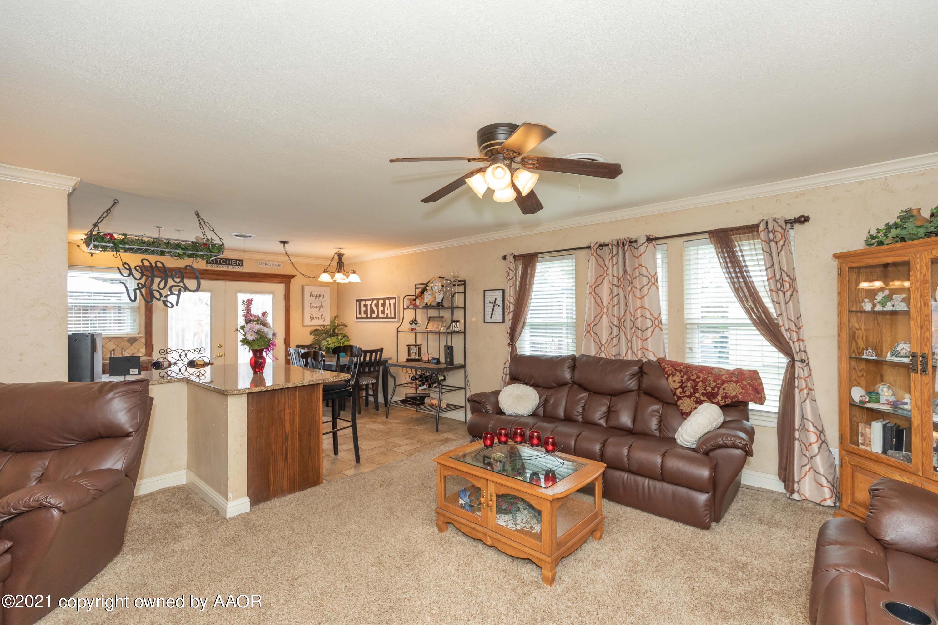 2808 John Drive Amarillo, TX 79110 - Photo 5 of 39 LIVING ROOM VIEW 2