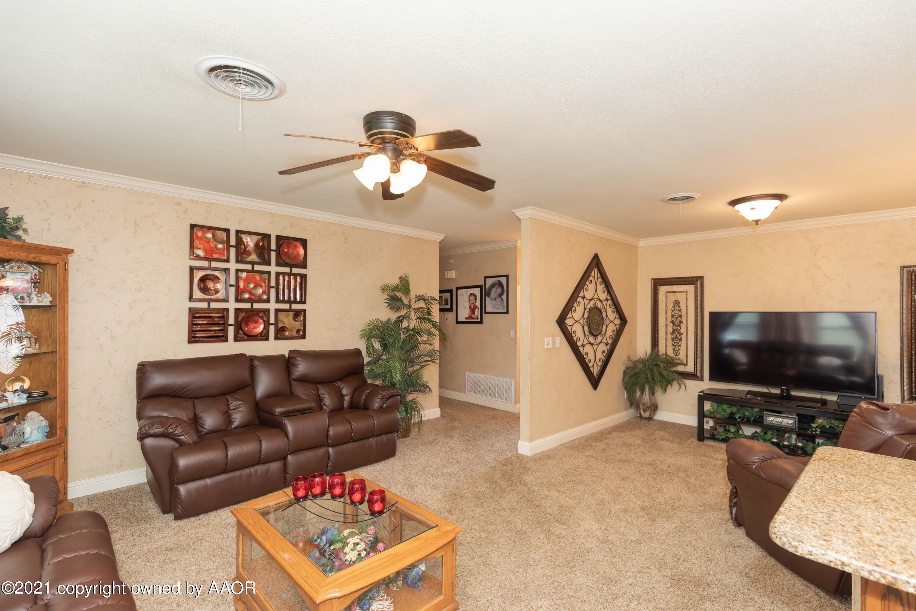 2808 John Drive Amarillo, TX 79110 - Photo 6 of 39 LIVING ROOM VIEW 3