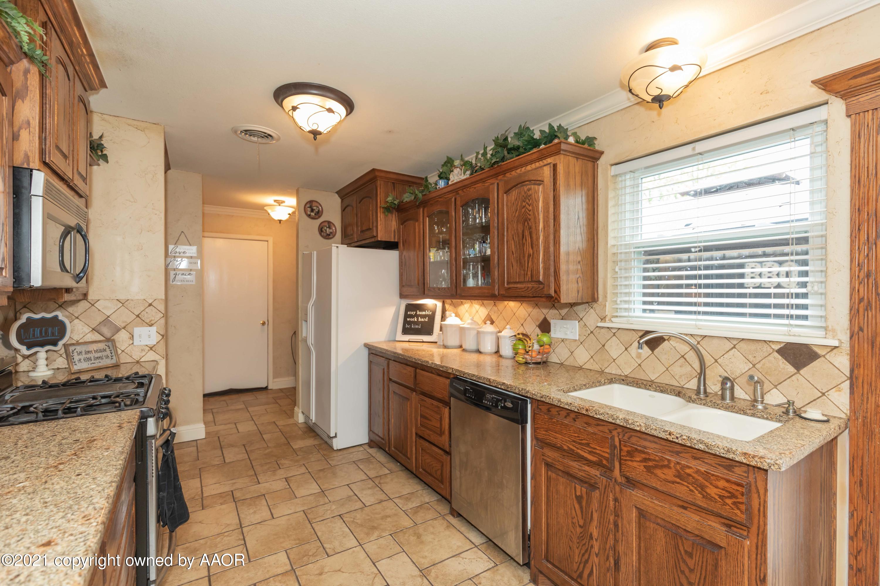 2808 John Drive Amarillo, TX 79110 - Photo 8 of 39 KITCHEN VIEW 2