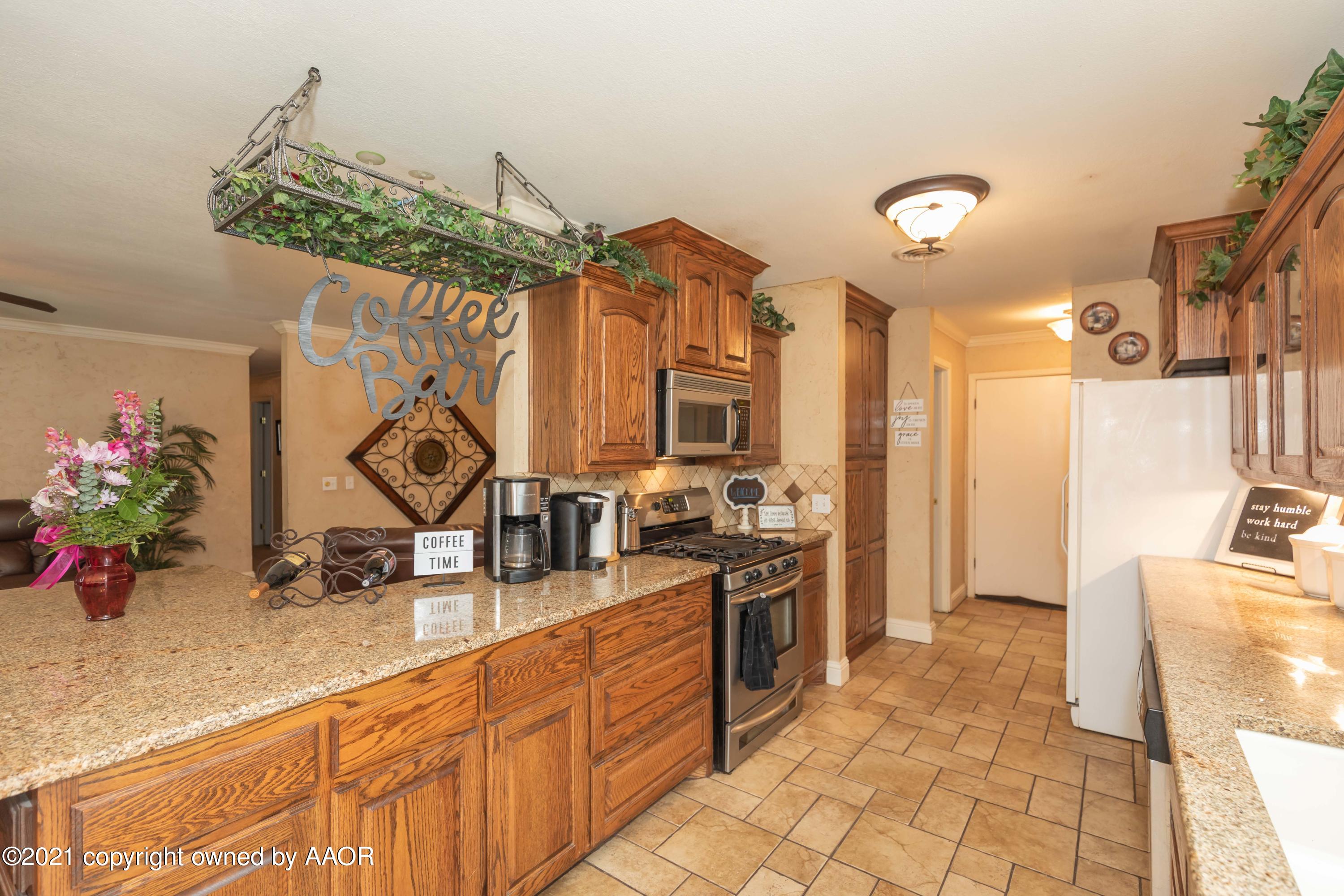2808 John Drive Amarillo, TX 79110 - Photo 10 of 39 KITCHEN VIEW 4