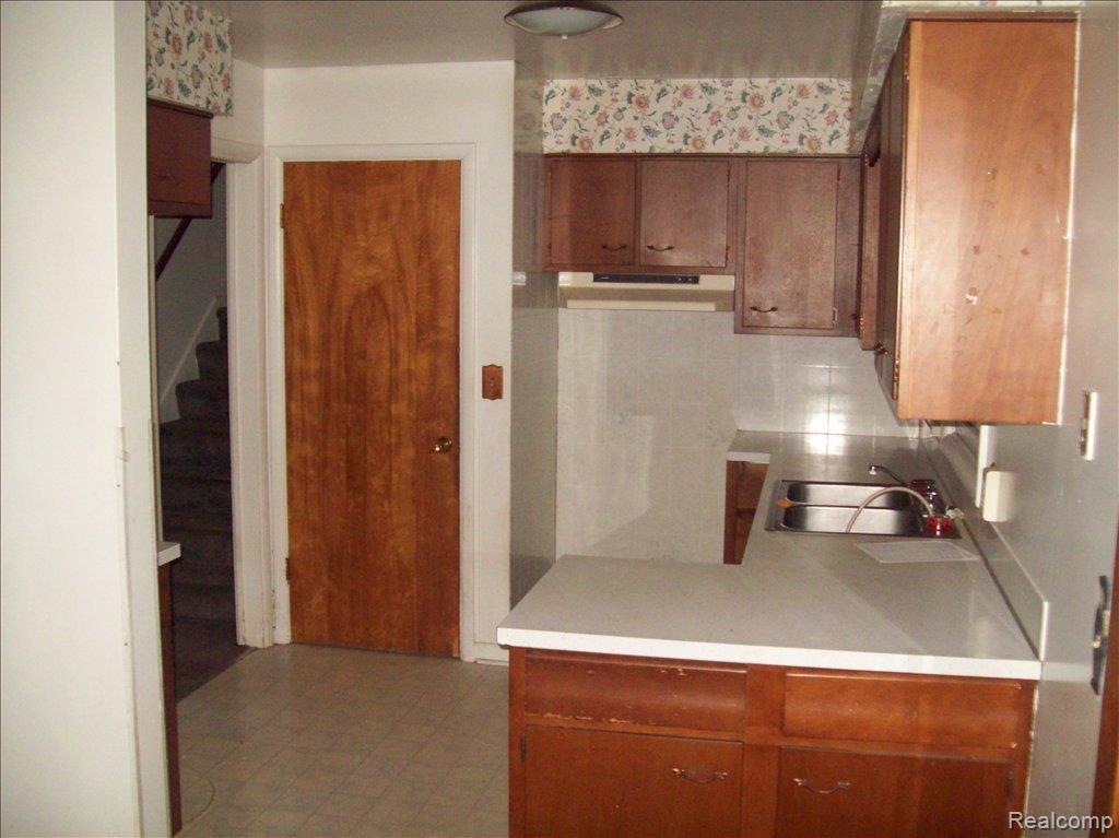 5909 Schafer Road Lansing, MI 48911 - Photo 4 of 11 103_0240