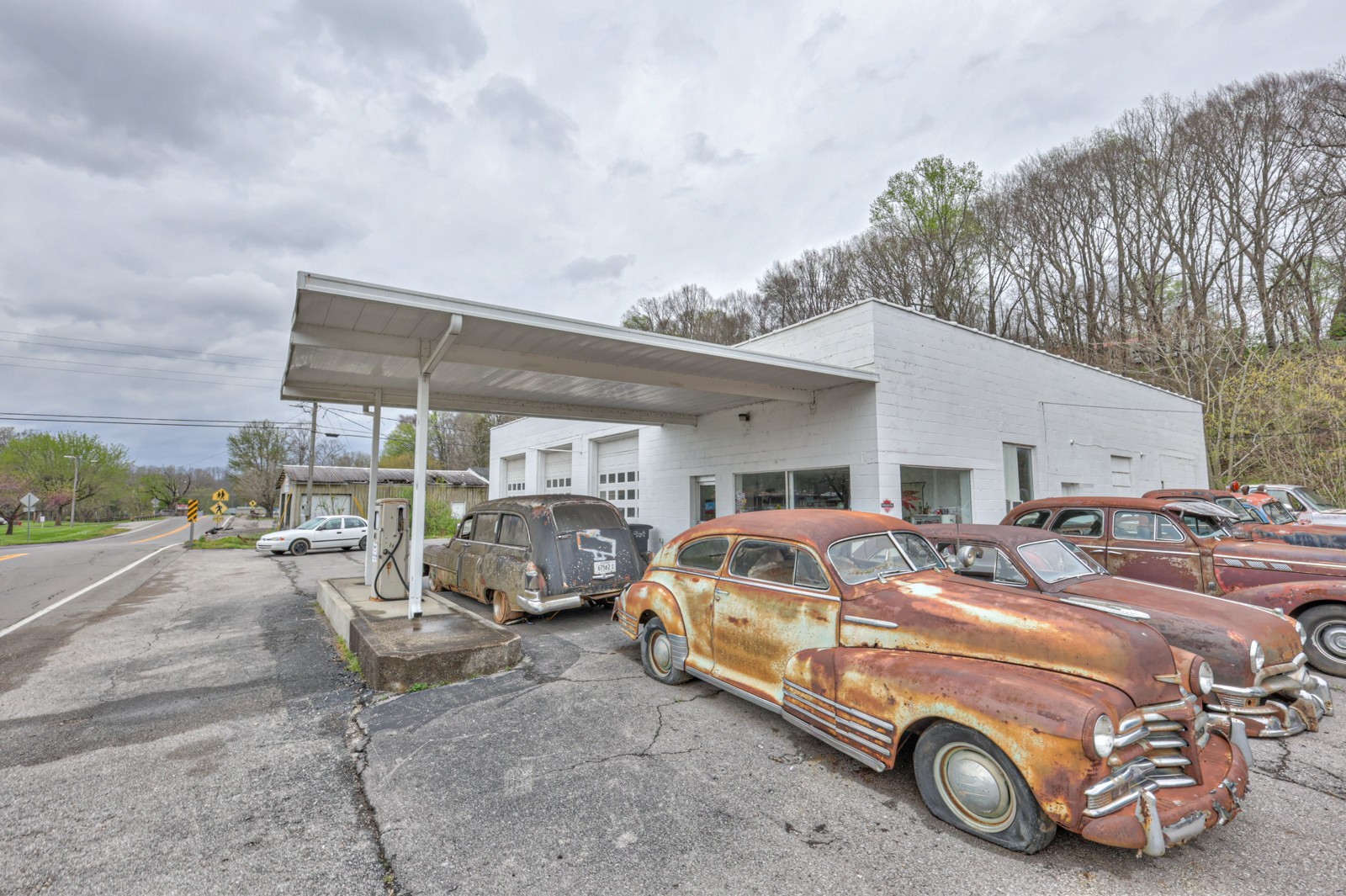 290 Main Street Red Boiling Springs, TN 37150 - Photo 30 of 34 a car parked in front of white house