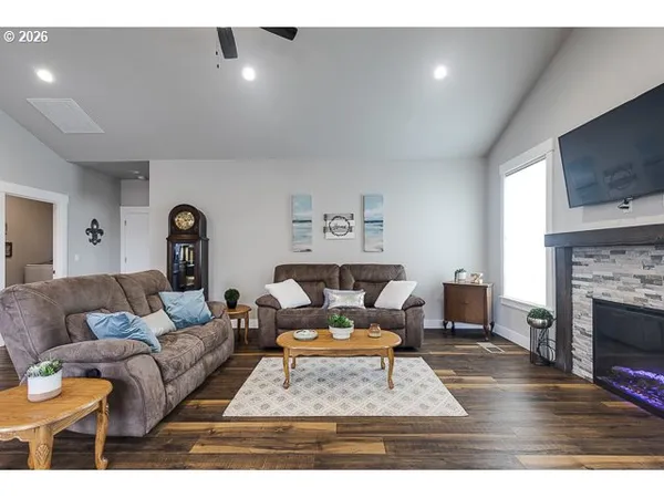 $669,900 | 1668 Northeast Clayton Drive, Estacada, OR 97023