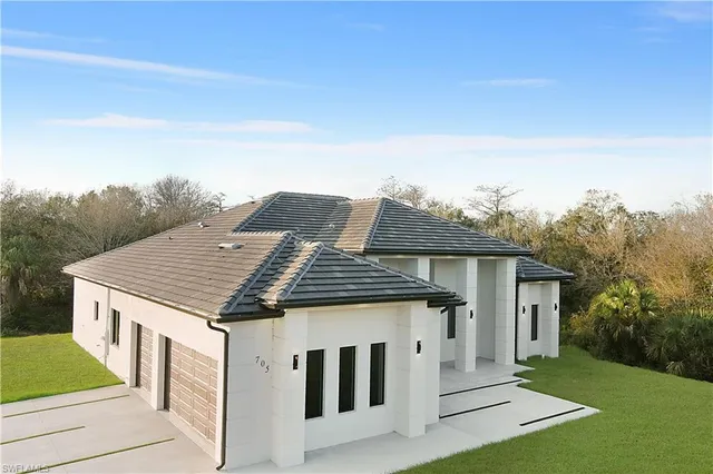 $825,000 | 705 16th Street Northeast, Naples, FL 34120