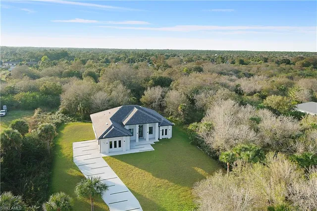 $825,000 | 705 16th Street Northeast, Naples, FL 34120