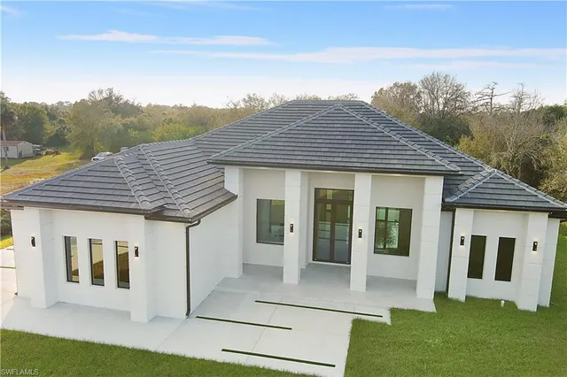 $825,000 | 705 16th Street Northeast, Naples, FL 34120