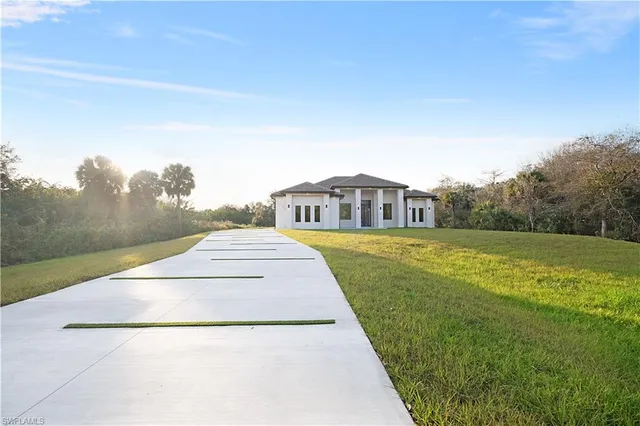 $825,000 | 705 16th Street Northeast, Naples, FL 34120