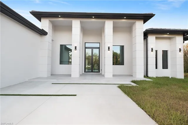 $825,000 | 705 16th Street Northeast, Naples, FL 34120