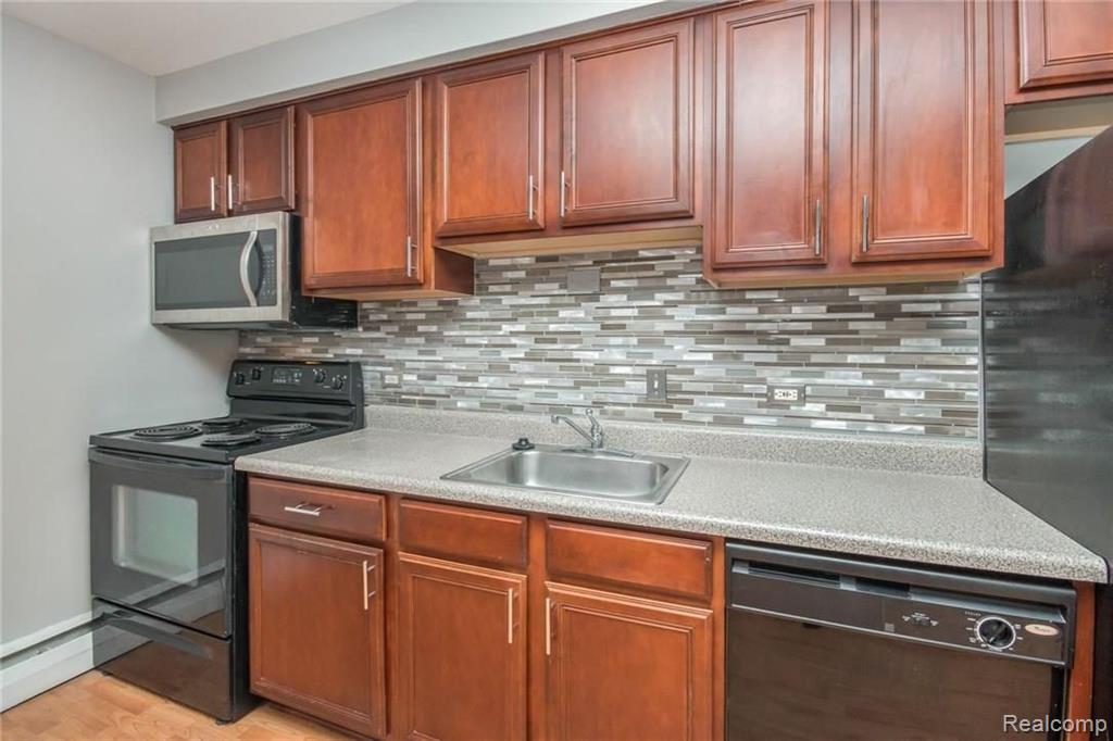 649 West Maple Road, Unit 6492 Clawson, MI 48017 - Photo 4 of 27
