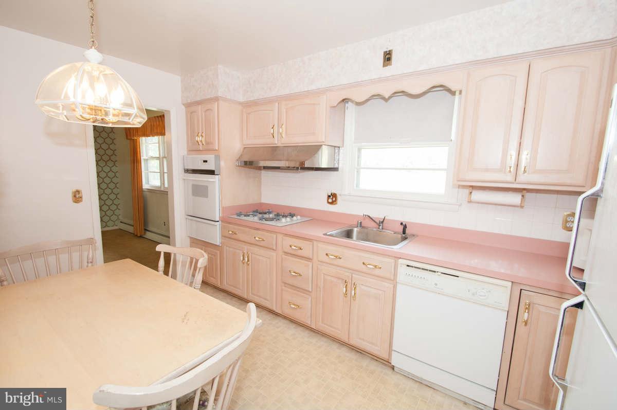 9906 Postwick Road Ellicott City, MD 21042 - Photo 6 of 19 Kitchen