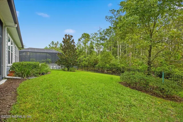 a view of yard with green space