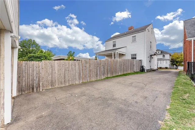 a view of a backyard