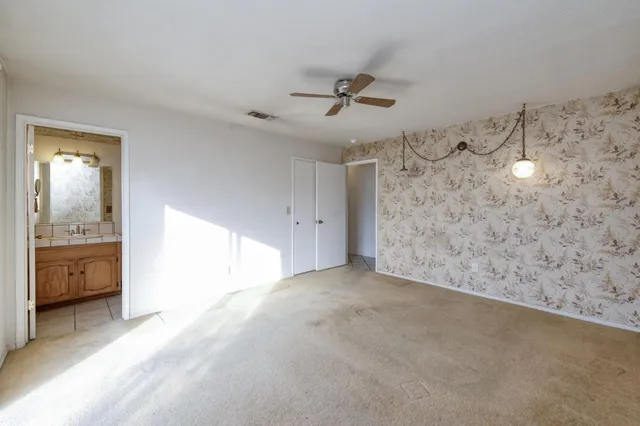 a view of empty room with a ceiling fan