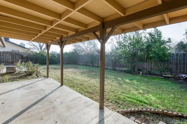 a view of a backyard