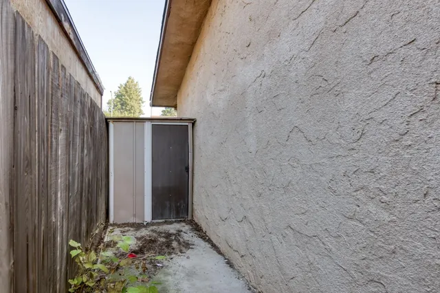 a view of a pathway of a house