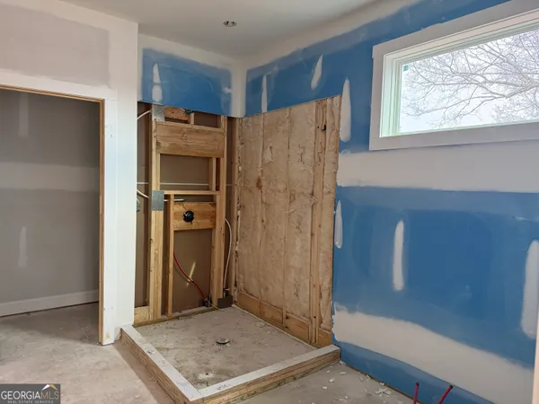 a view of empty room with window