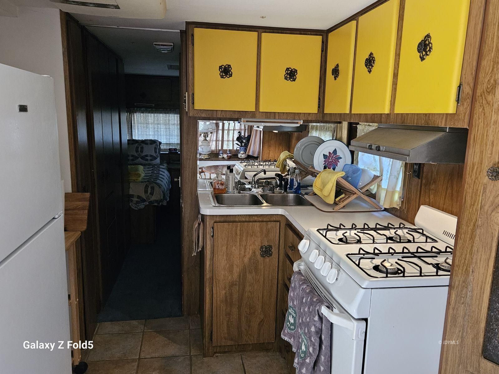 25955 Highway 243, Unit 40 Idyllwild, CA 92549 - Photo 12 of 32 a kitchen with stove and refrigerator