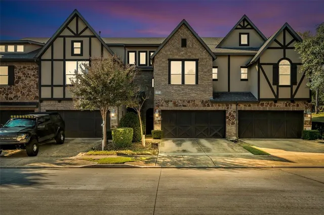 a view of front a house with a yard