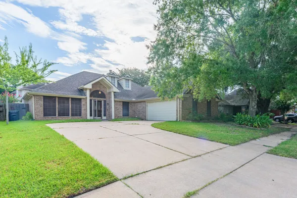 $2,400 | 1813 Oakwood Drive East, Pearland, TX 77581