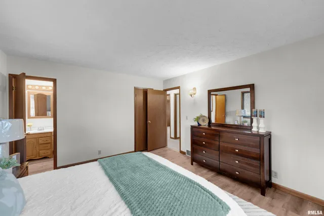 $299,900 | 209 Lake View Court, Colona, IL 61241