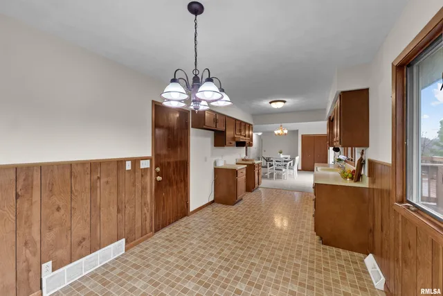 $299,900 | 209 Lake View Court, Colona, IL 61241