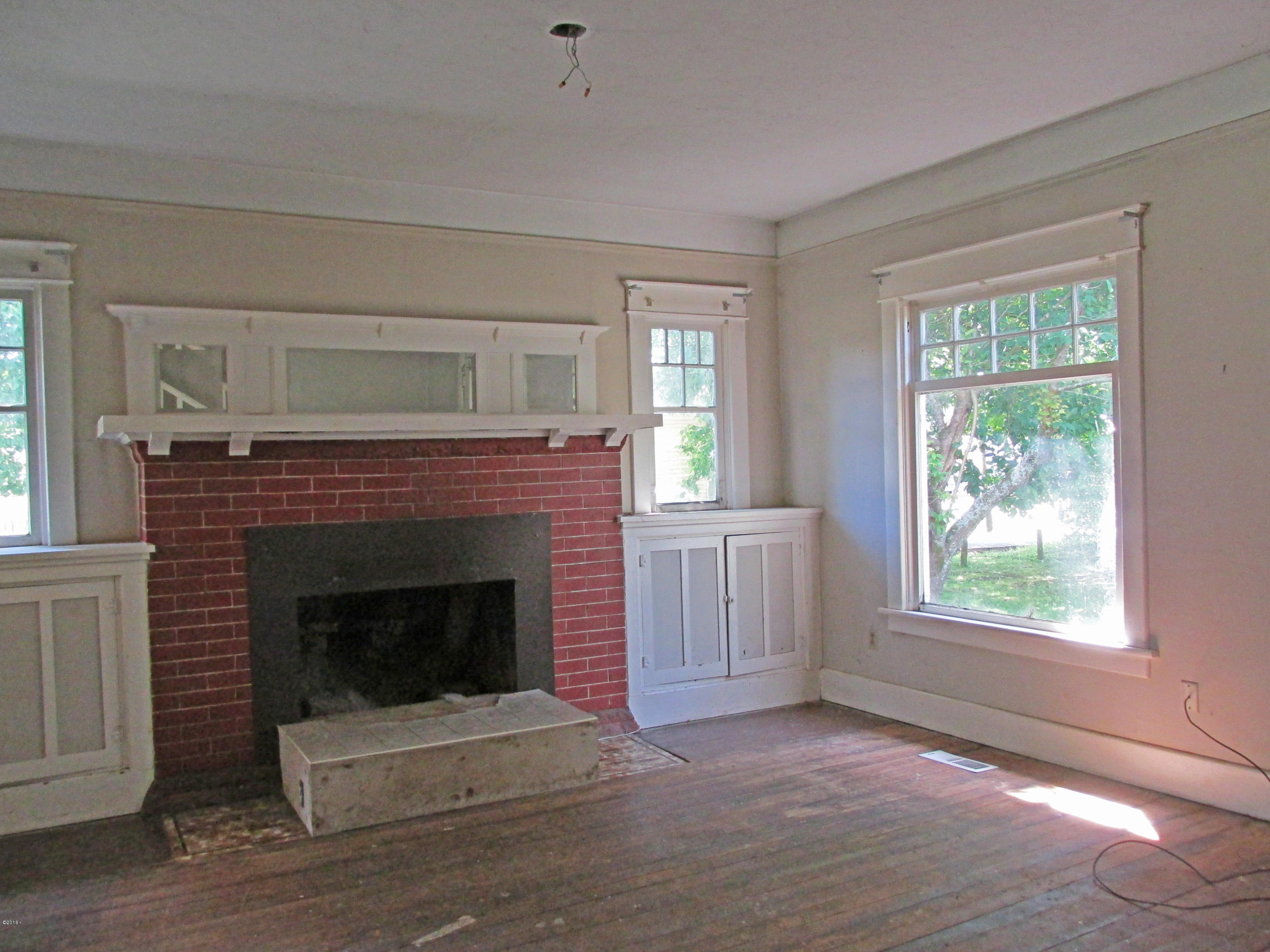 Living room w/fireplace