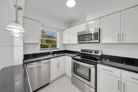 $350,000 | 5605 Southwest 80th Street, Unit 10D, Miami, FL 33143