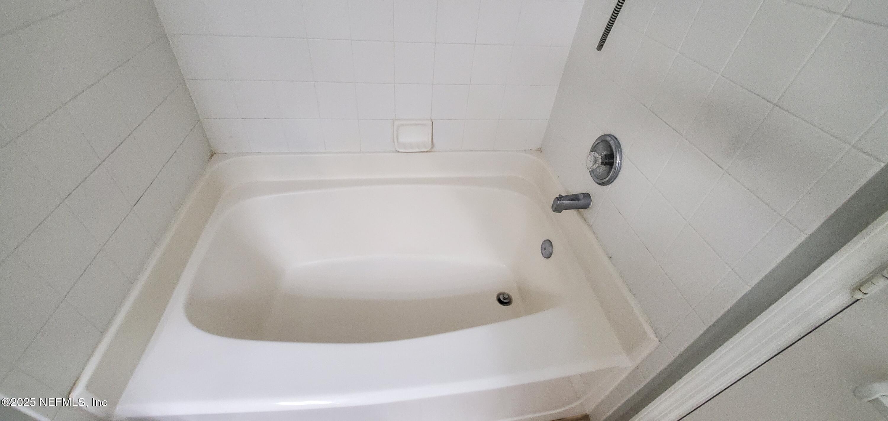 7800 Point Meadows Drive, Unit 1012 Jacksonville, FL 32256 - Photo 33 of 38 a view of a bathtub in bathroom