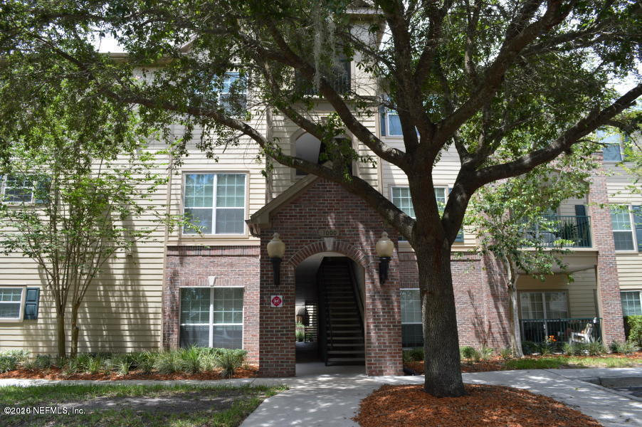 7800 Point Meadows Drive, Unit 1012 Jacksonville, FL 32256 - Photo 4 of 38 a front view of a house with a tree
