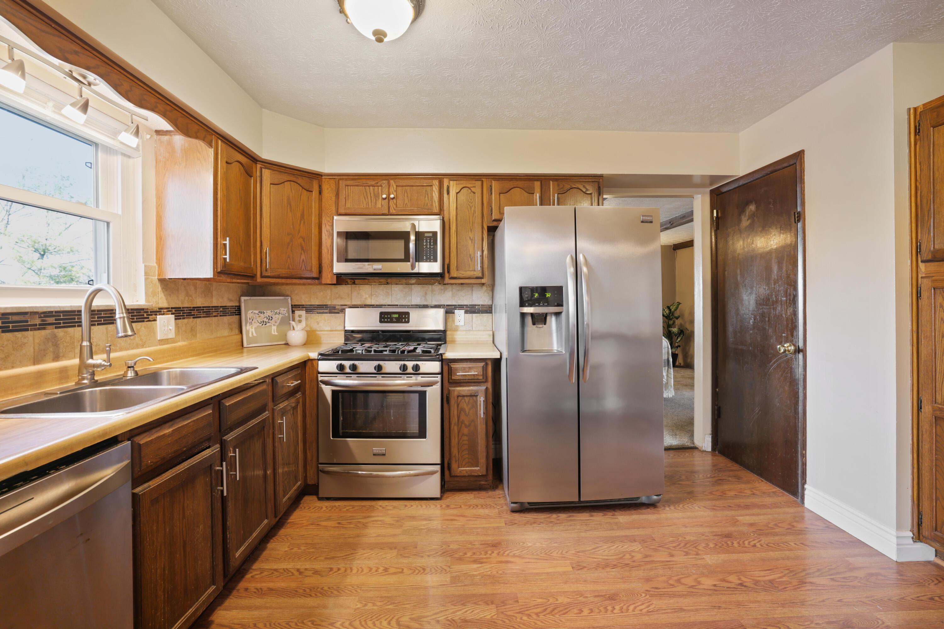 1725 Demorest Road Columbus, OH 43228 - Photo 28 of 75 Kitchen