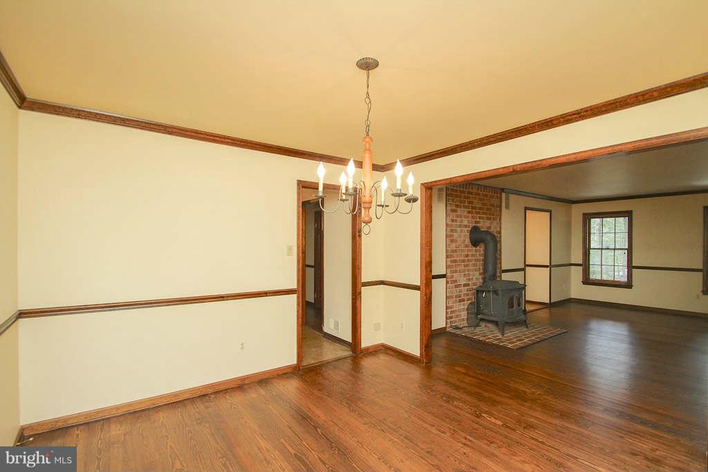 10162 Wesley Chapel Road Marshall, VA 20115 - Photo 15 of 30 Living Room