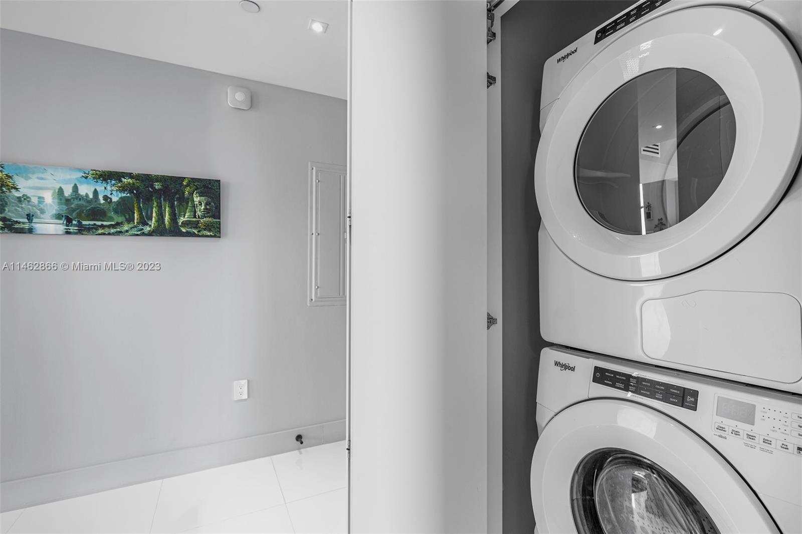 900 Biscayne Boulevard, Unit 5012 Miami, FL 33132 - Photo 19 of 27 a utility room with dryer and washer