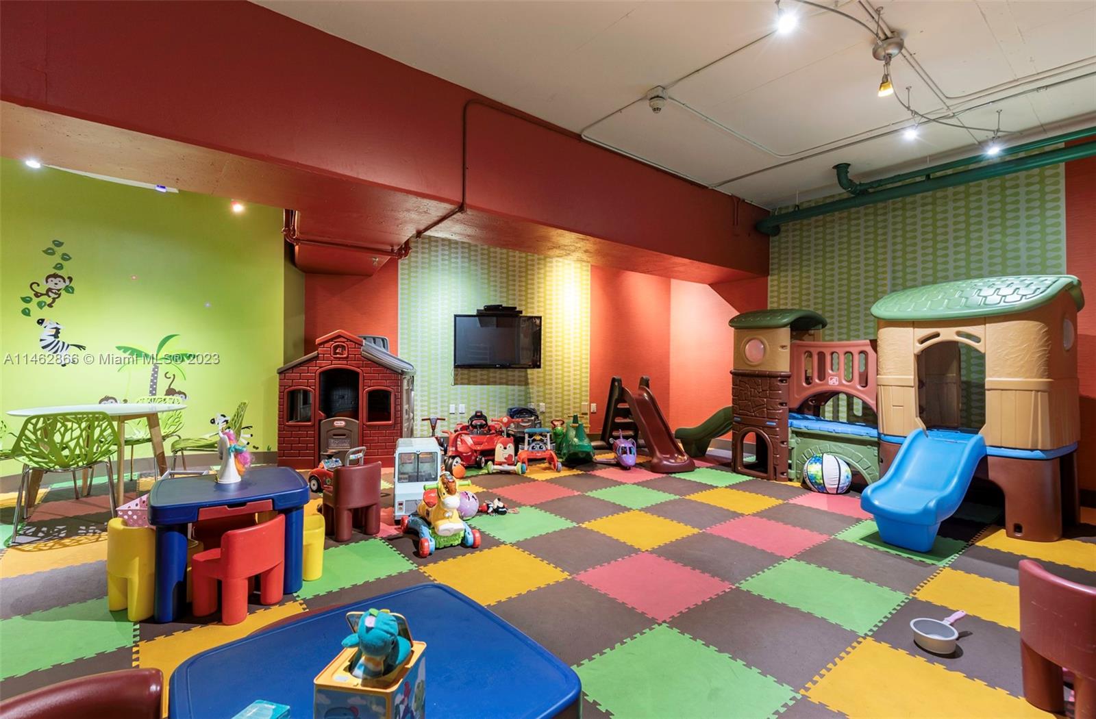 900 Biscayne Boulevard, Unit 5012 Miami, FL 33132 - Photo 23 of 27 a room with lots of furniture and toys