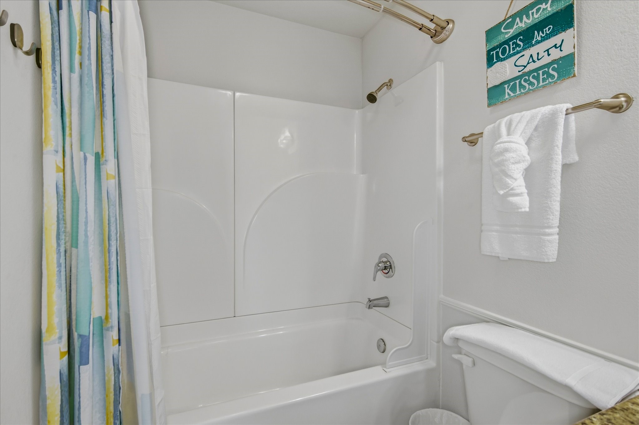 2619 Tide Road Crystal Beach, TX 77650 - Photo 31 of 50 Tub/Shower Combo