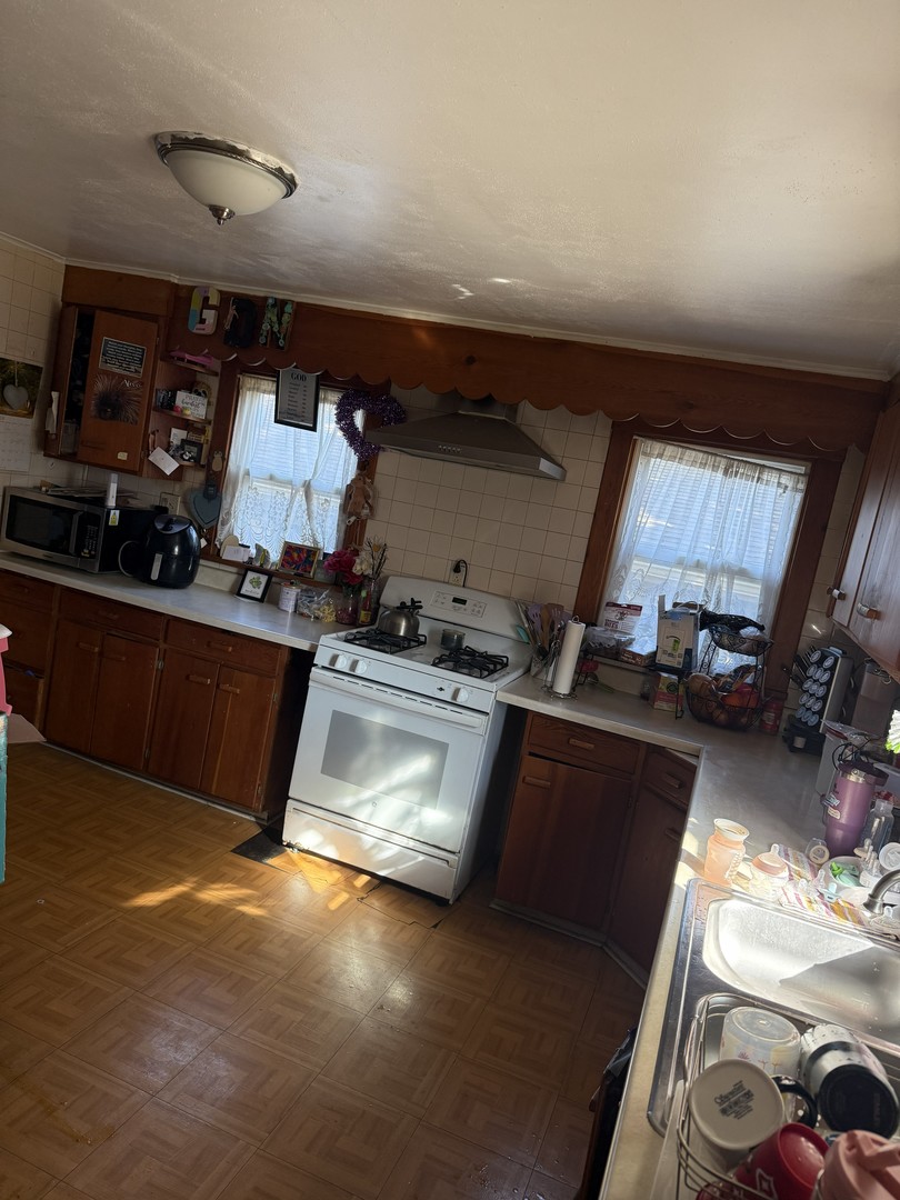 2903 Gideon Avenue Zion, IL 60099 - Photo 10 of 12 a kitchen with sink and cabinets