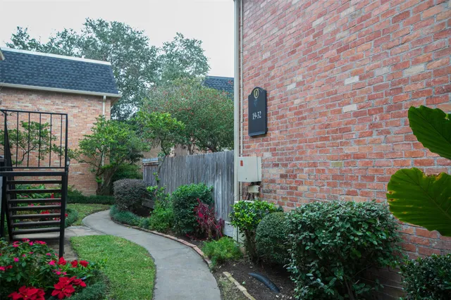$1,950 | 1601 South Shepherd Drive, Unit 20, Houston, TX 77019