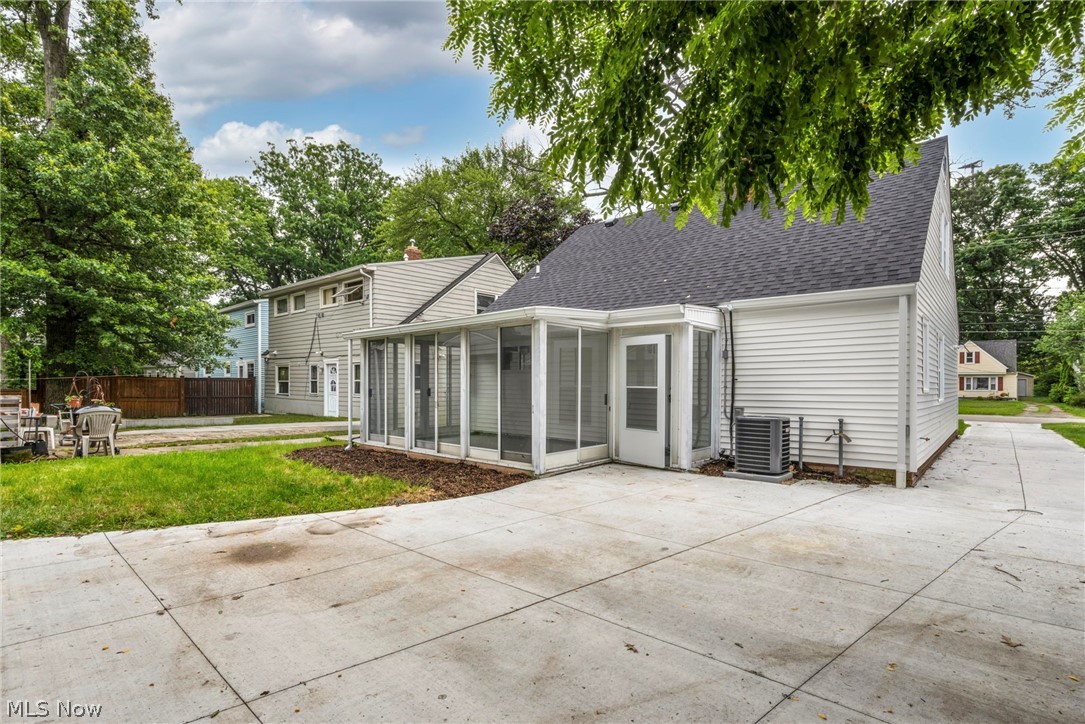 23928 Knickerbocker Road Bay Village, OH 44140 - Photo 6 of 39